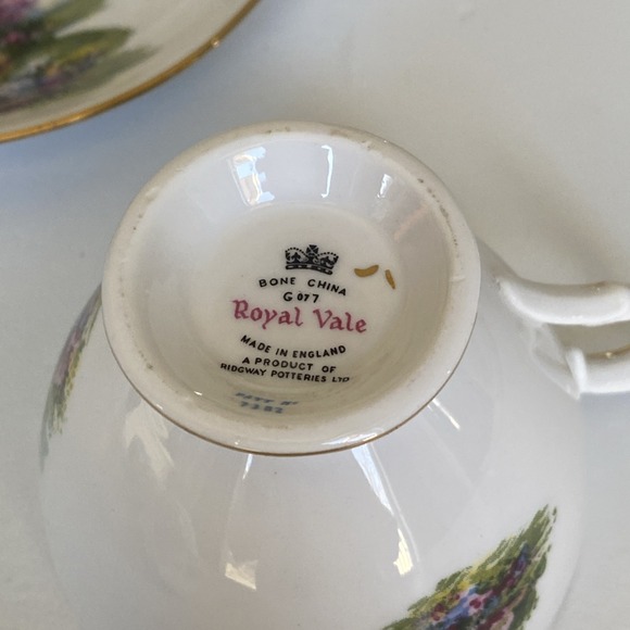 Vintage Royal Vale Teacup & Saucer Cottage Scene & Gardens - Bone China England - Picture 11 of 15